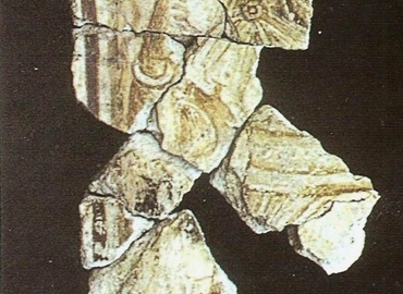 Moitié gauche d’un panneau décorarif du palais de Shabwa montrant une femme voilée © Mission archéologique de Shabwa/ A. Barbet