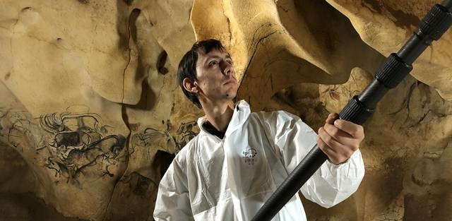 Antoine Laurent, prises de vues à la perche, salle du Fond, grotte Chauvet. © Minitère de la Culture, Équipe Chauvet. Cl. Thomas Sagory
