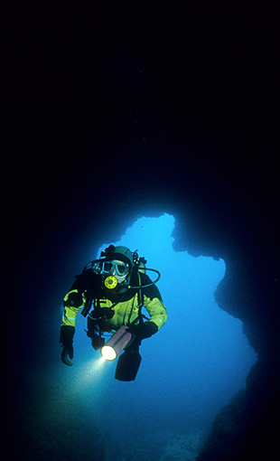 Plongeur à l'entrée de la grotte Cosquer