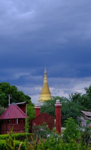 Un orage s'approchant d’un stupa à Halin