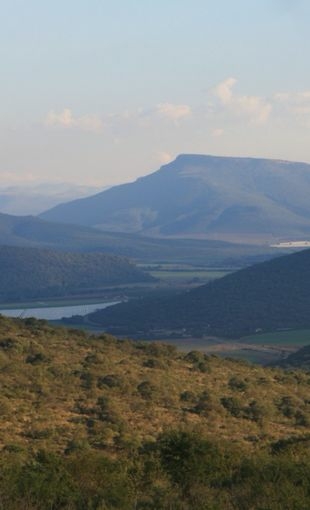 Vue sur la vallée de l’Ohrigstad (province du Limpopo, Afrique du Sud) (©CNRS /Guillaume Porraz). Le site de Bushman Roch Shelter se trouve au 2ème plan à droite, le site d’Heuningneskrans se trouve au 3ème plan à gauche. 