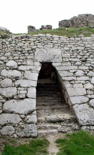 Poterne dans la fortification de l'âge du Bronze d'Ougarit - Ras Shamra en Syrie